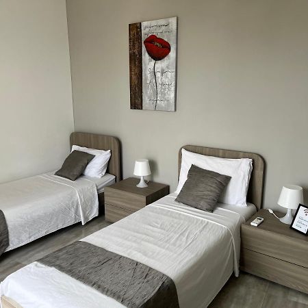 F10 Room 3, Private Room Two Single Beds Shared Bathroom In Shared Flat Msida Buitenkant foto