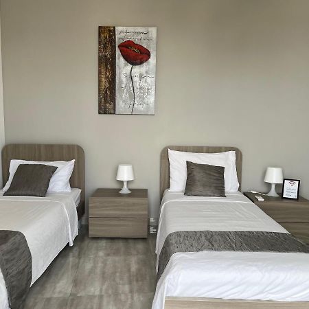 F10 Room 3, Private Room Two Single Beds Shared Bathroom In Shared Flat Msida Buitenkant foto